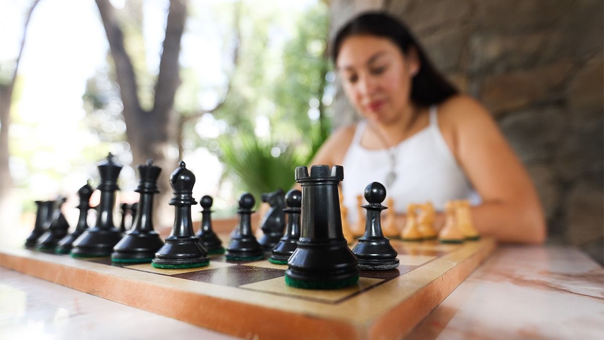 La ajedrecista empezó a jugar en su infancia, lo vive como una pasión y no quiere que las mujeres pasen la discriminación que ella pasó. La ajedrecista empezó a jugar en su infancia, lo vive como una pasión y no quiere que las mujeres pasen la discriminación que ella pasó.