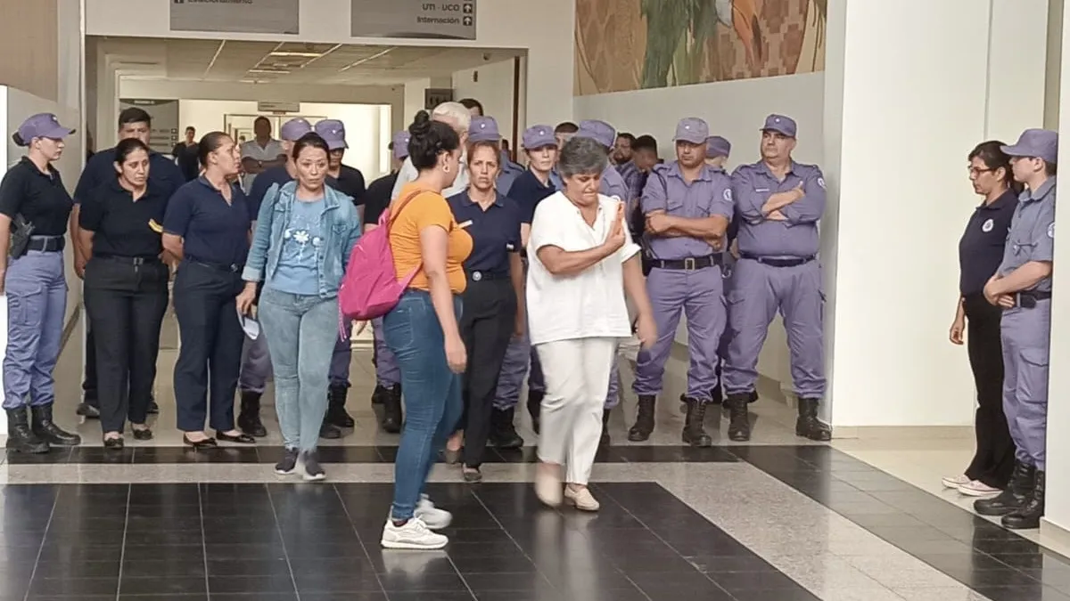 La policía de Formosa impide el ingreso de médicos despedidos . La policía de Formosa impide el ingreso de médicos despedidos .