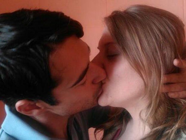 La periodista y el falso pastor acusados de torturar a una mujer se mostraron a los besos en la cárcel