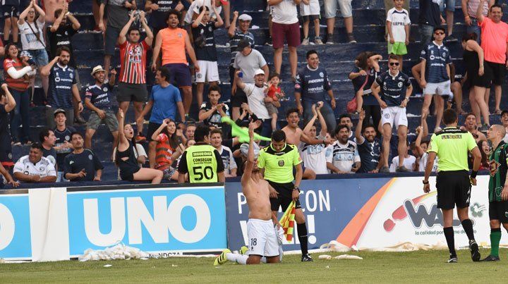 Gracias al gol de Reinoso, la Lepra es el único puntero del Nacional B