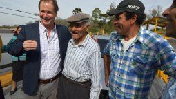 Bordet cruzó en la balsa a Villa Urquiza y recorrió obras en escuelas Bordet cruzó en la balsa a Villa Urquiza y recorrió obras en escuelas