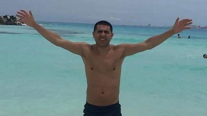Riquelme se relaja acompañado en un lugar paradisíaco