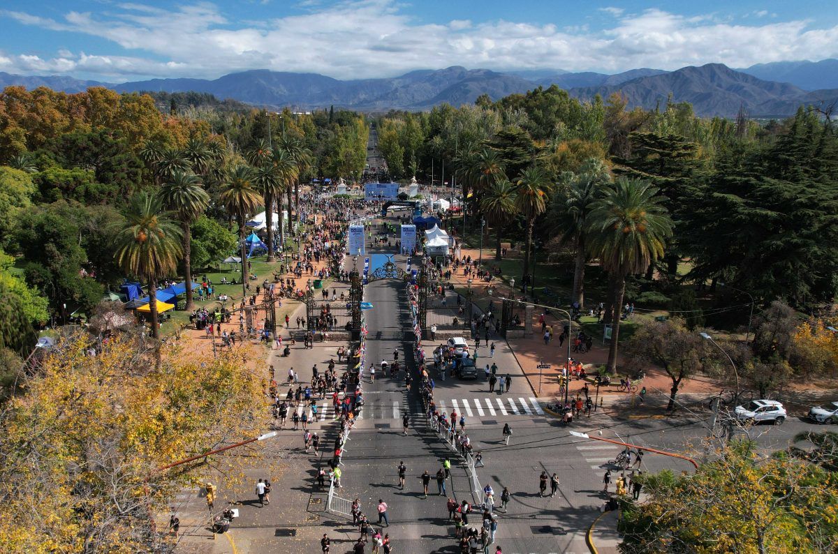 El imponente marco de la llegada de la Maratón Internacional de Mendoza. El imponente marco de la llegada de la Maratón Internacional de Mendoza.