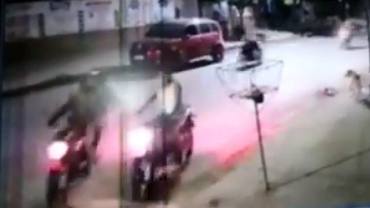 Captura de video: momento en que los motochorros hacen detener a su víctima.