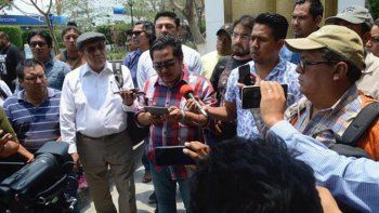 Cientos atacaron y les robaron a un grupo de periodistas en México