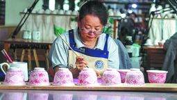 Una artesana pinta motivos florales sobre porcelana en Jingdezhen, provincia de Jiangxi, nuevo sitio de Patrimonio Mundial. LIU LIXIN / Servicio de Noticias de China.