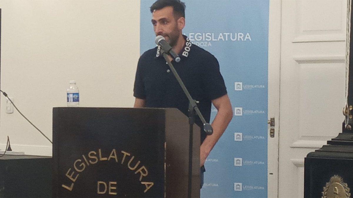 Sebastián Torrico se dirige a los presentes tras recibir la distinción.