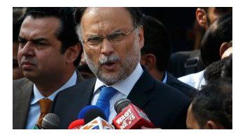 El ministro de Interior pakistaní fue baleado en un acto político