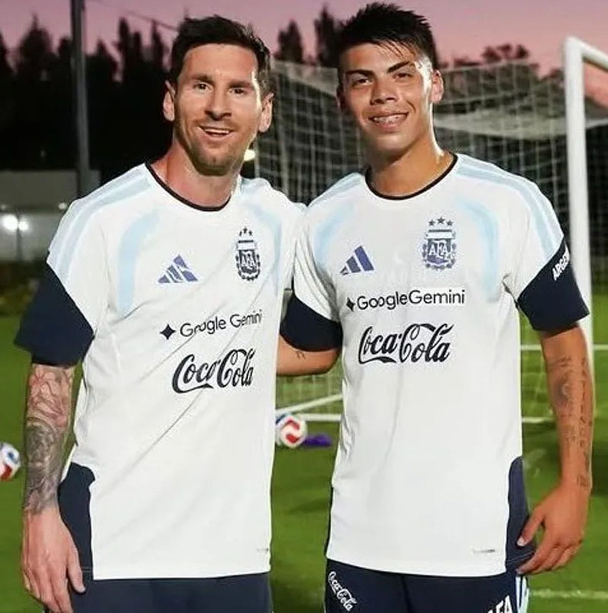 Santiago Esp&iacute;ndola posaba con Lionel Messi.