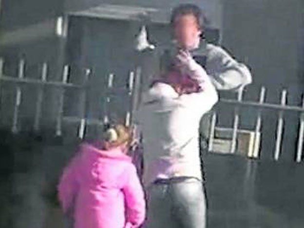 El hombre que golpeó a su ex mujer delante de su hija de cinco años y fue filmado ya está libre