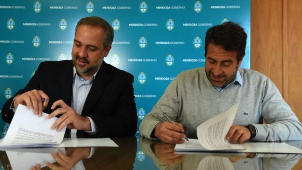 El intendente Matías Stevanato y el ministro Mario Isgro firmando el convenio del 10 de junio.