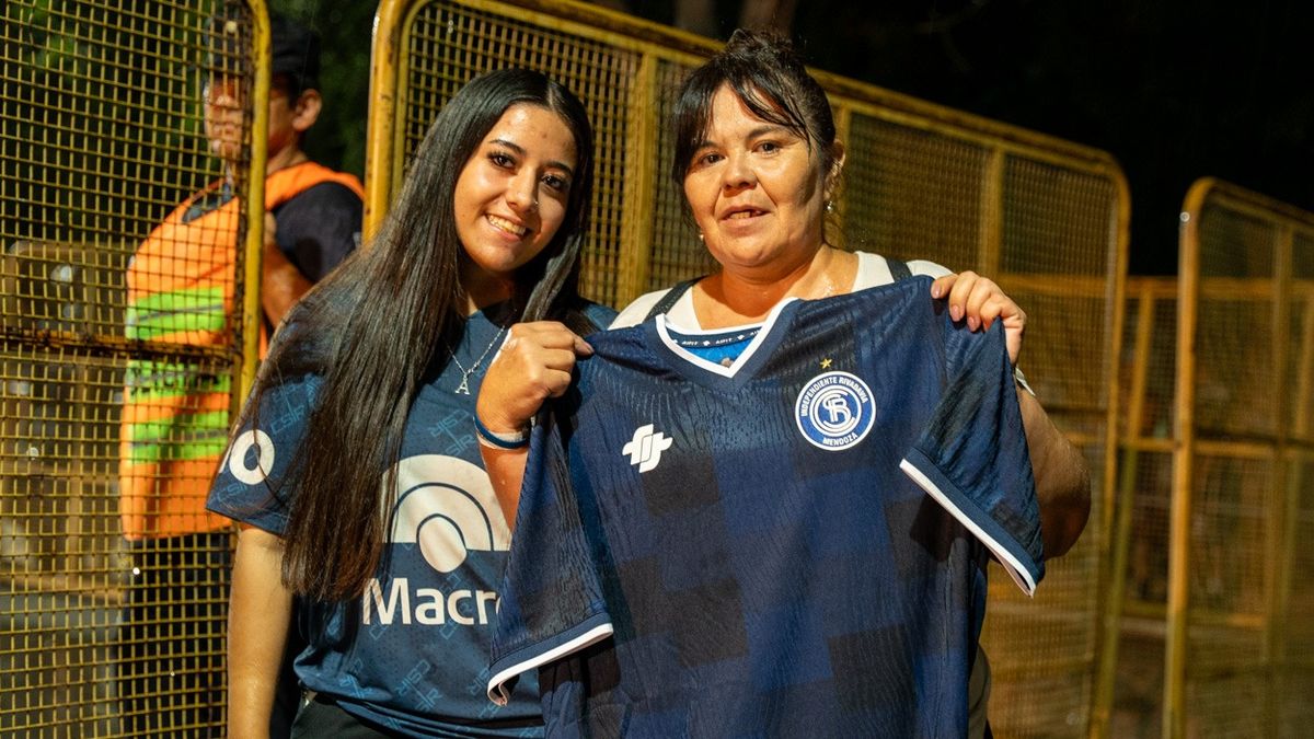 Alma Olivares, flamante ganadora del sorteo de la camiseta luego de haber realizado su donación de útiles escolares en el puesto de recaudación ubicado en el ingreso a la tribuna popular. Alma Olivares, flamante ganadora del sorteo de la camiseta luego de haber realizado su donación de útiles escolares en el puesto de recaudación ubicado en el ingreso a la tribuna popular.