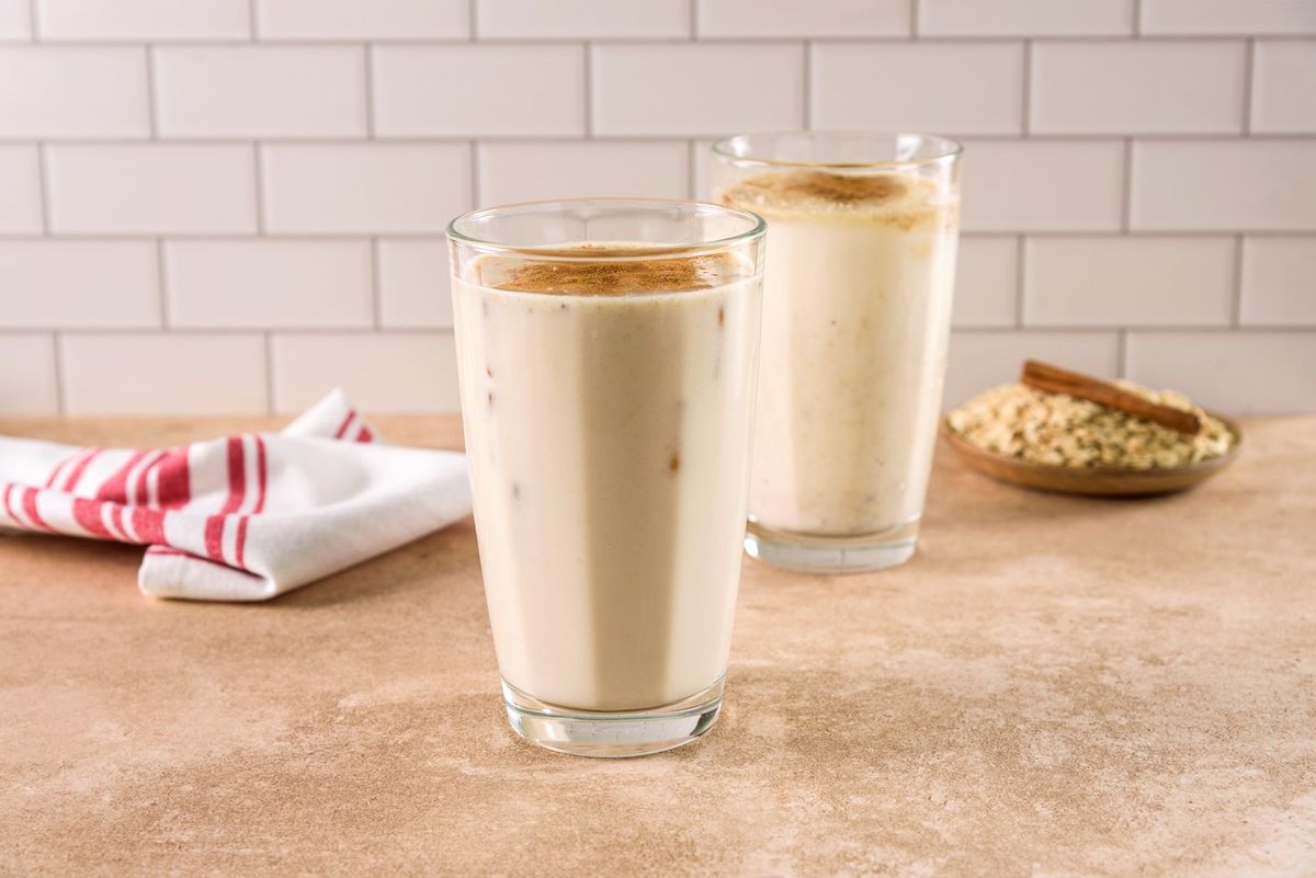 El agua de avena es una bebida que tiene beneficios increíbles para la salud.