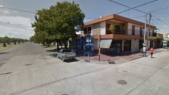 Robaron una heladería y una librería tras amenazar con armas a los empleados