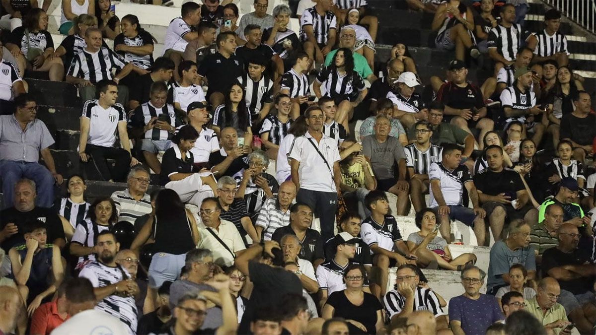 Los hinchas de Gimnasia y Esgrima le dieron su apoyo al equipo.