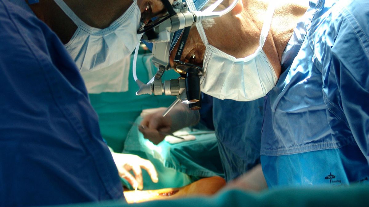 El destacado cardiocirujano mendocino, Claudio Burgos, dio a conocer el éxito de un trasplante bipulmonar y aprovechó para tirarle un palito al presidente Alberto Fernández por sus dichos sobre el relajamiento del personal médico en el verano.