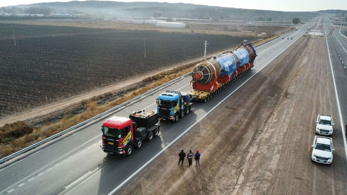 El gigantesco reactor trasladado a la refinería de YPF en Luján, en agosto. El gigantesco reactor trasladado a la refinería de YPF en Luján, en agosto.