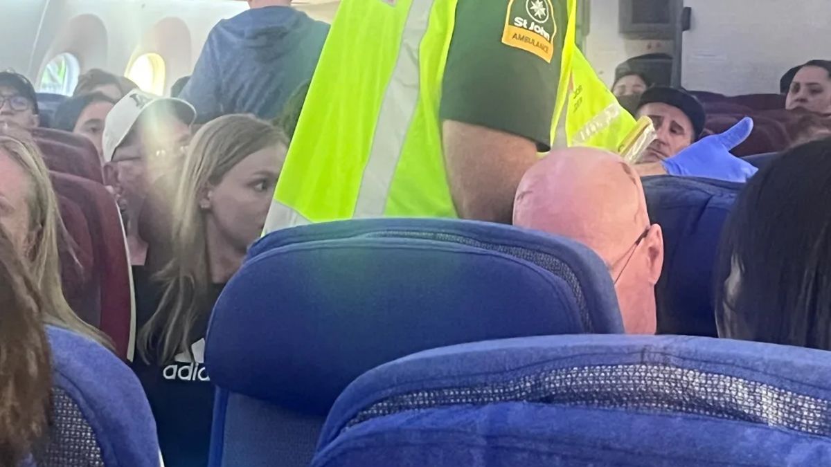 Paramérdicos atienden a los pasajeros en Auckland, Nueva Zelanda. Foto: redes de Brian Jokat.