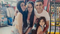 Néstor Perea posa orgulloso con sus hijas.