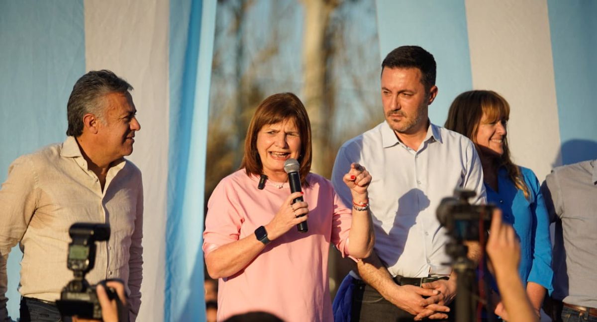 La dupla presidencial de Juntos por el Cambio, de Patricia Bullrich y el mendocino Luis Petri. Serán las figuras centrales del acto de este martes en el Parque O'Higgins. La dupla presidencial de Juntos por el Cambio, de Patricia Bullrich y el mendocino Luis Petri. Serán las figuras centrales del acto de este martes en el Parque O'Higgins.
