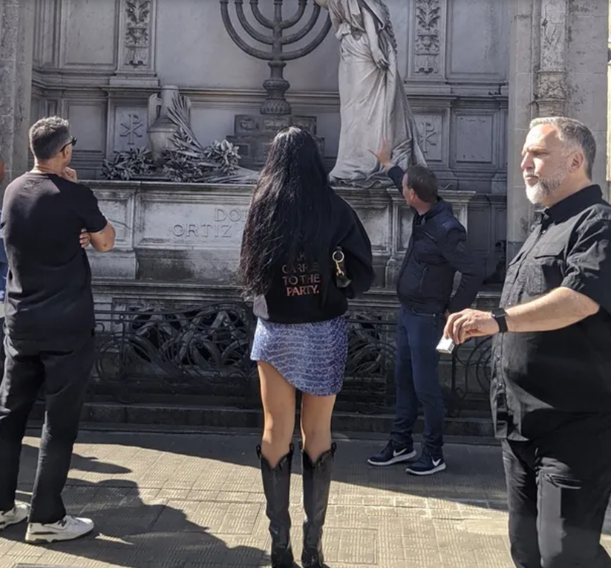 Súper Star. Dua Lipa comió en un bodegón y visitó la tumba de Evita.