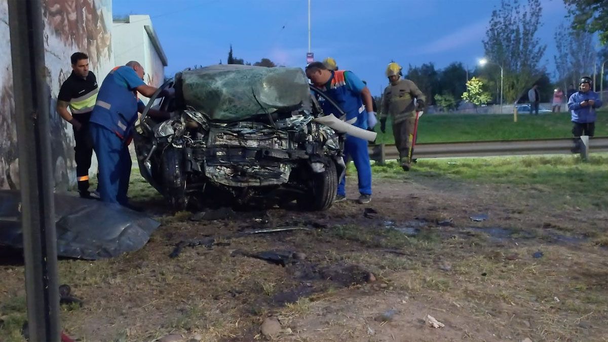 La víctima de 22 años quedó atrapada en el habitáculo del auto.