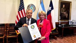 Alfredo Cornejo junto a Jane Nelson, secretaria de Estado de Texas.