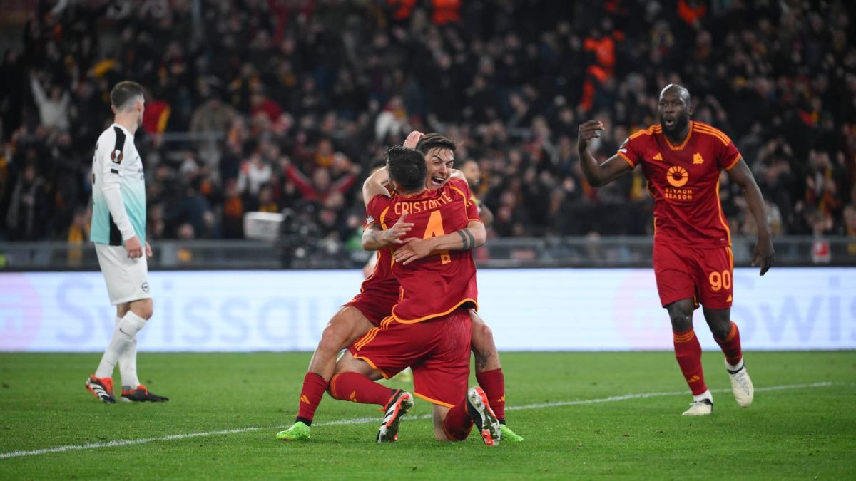 Paulo Dybala se abraza con Cristante y se va a sumar Lukaku al festejo. Paulo Dybala se abraza con Cristante y se va a sumar Lukaku al festejo.