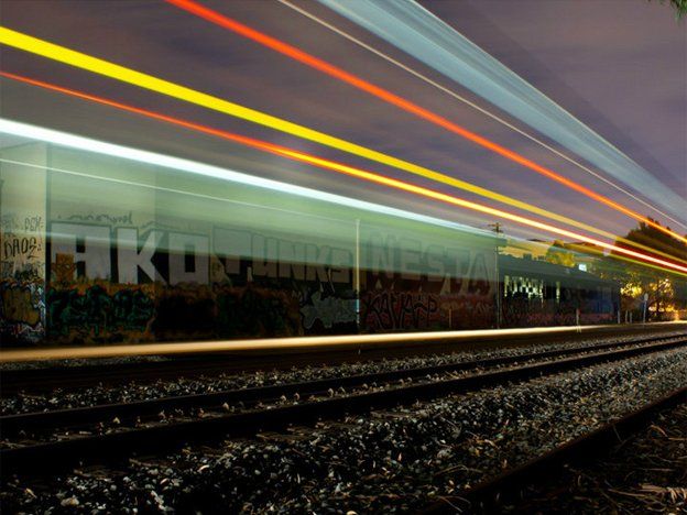 La luz que deja la locomotora