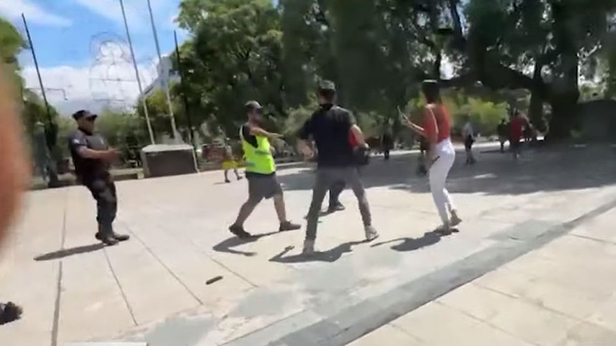La agresión de los hinchas del Colo Colo al equipo de Canal 7 de Mendoza.