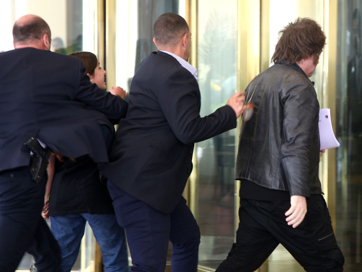 Por ahora Milei está alojado en el hotel Libertador. Por ahora Milei está alojado en el hotel Libertador.