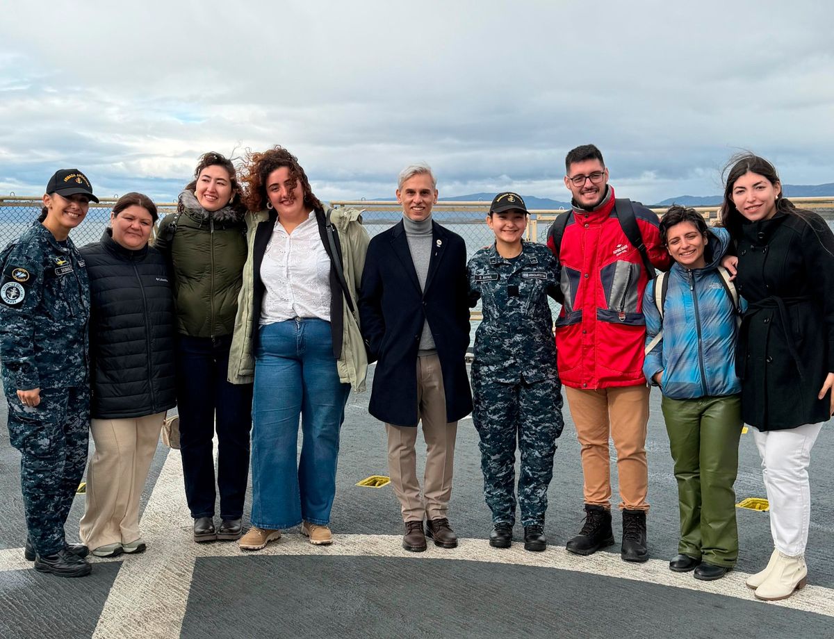 Equipo de la Cátedra Abierta Ecos de Malvinas de la Universidad de Congreso visitó el ARA Irízar en el Puerto de Ushuaia durante el rodaje del documental. Equipo de la Cátedra Abierta Ecos de Malvinas de la Universidad de Congreso visitó el ARA Irízar en el Puerto de Ushuaia durante el rodaje del documental.