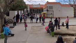 Experimento: otra niña sufrió quemaduras por la explosión de un volcán en una escuela. Experimento: otra niña sufrió quemaduras por la explosión de un volcán en una escuela.