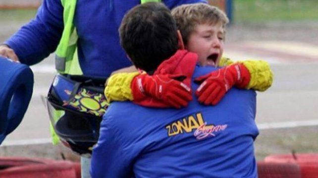 El llanto desconsolado de un pequeño en su carrera de karting