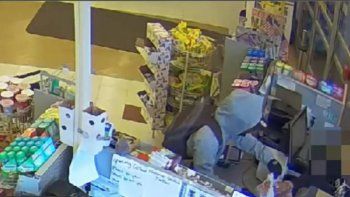 Robó una farmacia, pero entregó una nota: “lo siento, tengo mi hijo enfermo”
