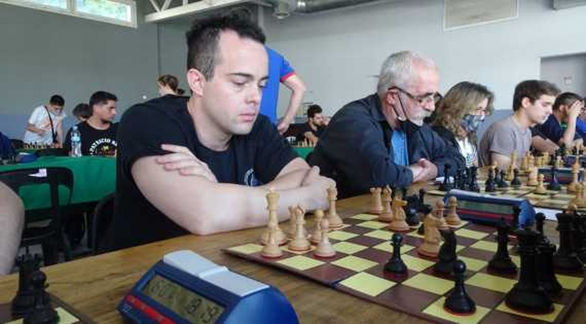 MI Gastón Needleman. A su lado Andrés Forestani. Ajedrez en pandemia. MI Gastón Needleman. A su lado Andrés Forestani. Ajedrez en pandemia.