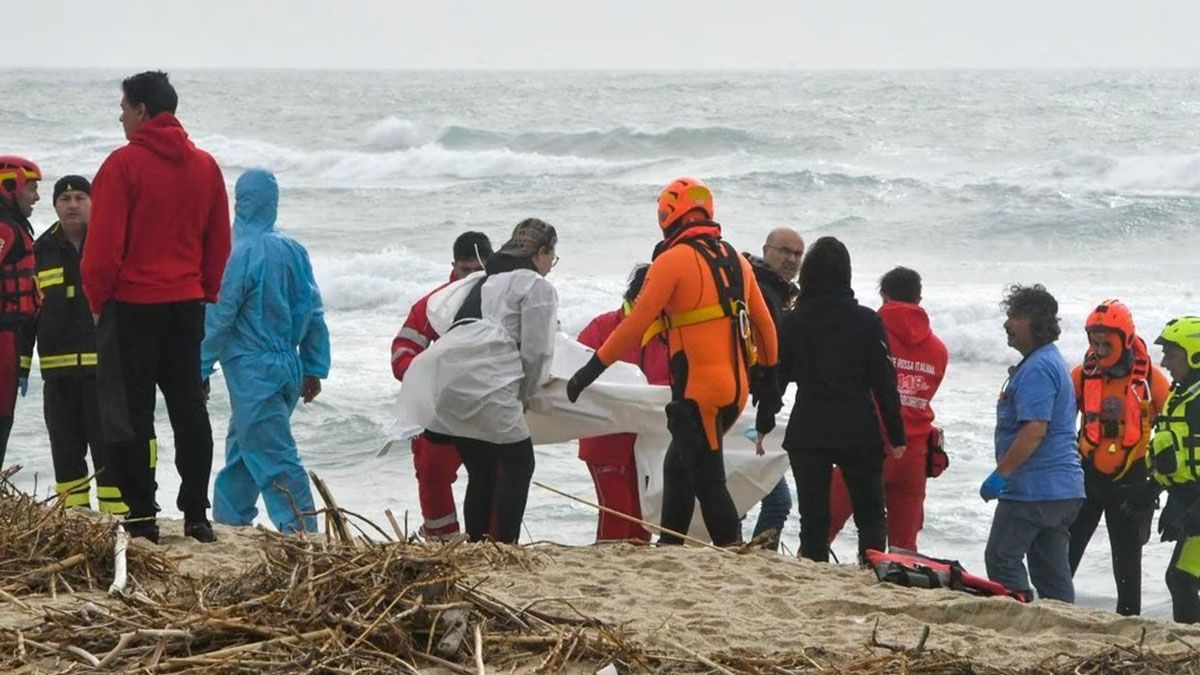 Los migrantes viajaban hacinados en una embarcación de 20 metros de longitud al chocar contra los arrecifes rocosos, en el sur de Italia