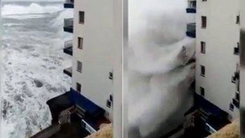 Olas de seis metros arrasan con los balcones de un edificio