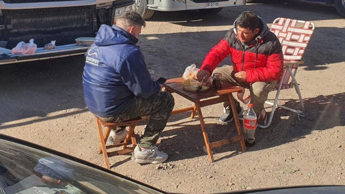 Los transportistas apelan a la camaradería para pasar los fríos días de julio en la cordillera.