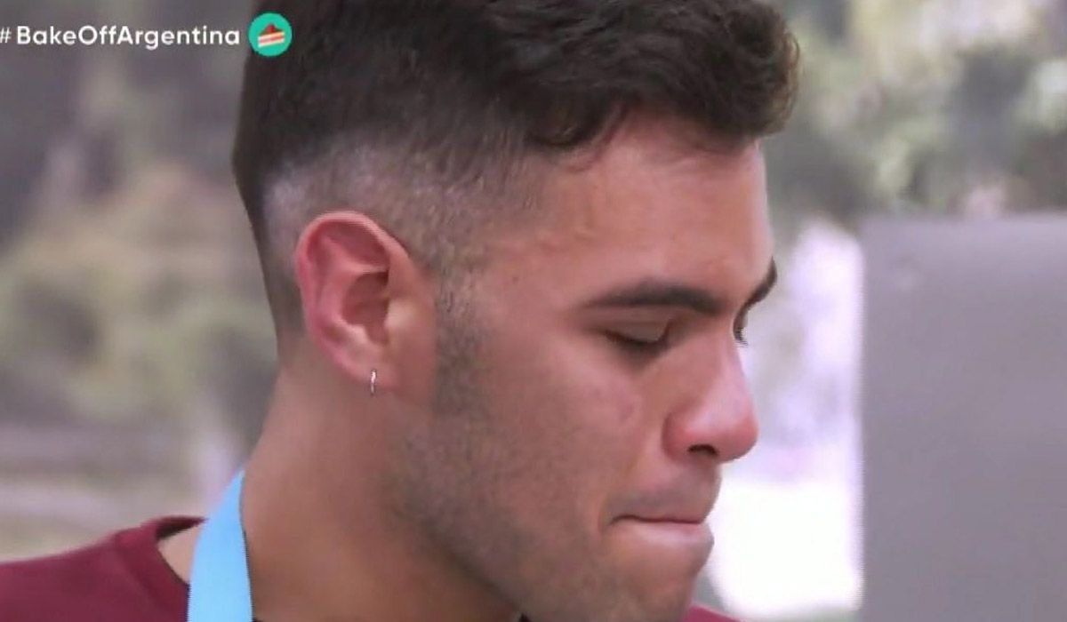 Emiliano no pudo con la receta de la torta cebra en Bake Off y acabó llorando