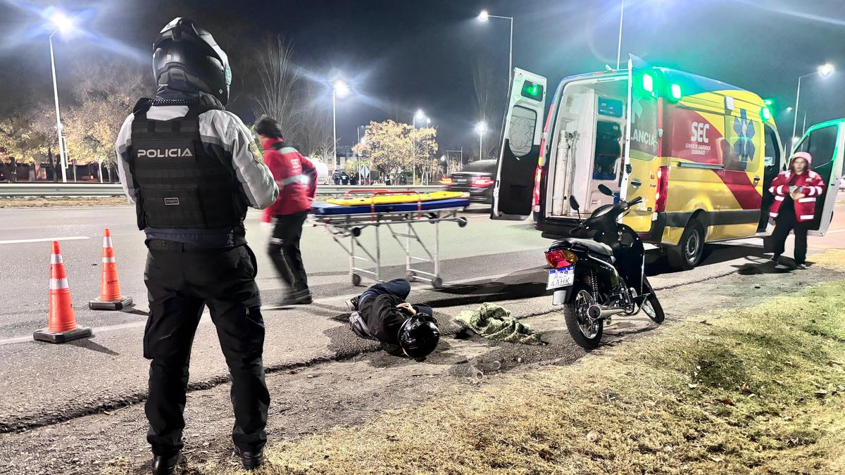 La Policía se quedó junto al motociclista del accidente en el Acceso Este, Guaymallén, hasta que llegó la ambulancia. La Policía se quedó junto al motociclista del accidente en el Acceso Este, Guaymallén, hasta que llegó la ambulancia.