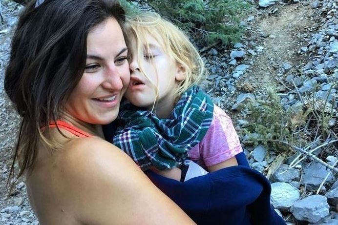 La buena acción de la estrella Miesha Tate con una niña de seis años