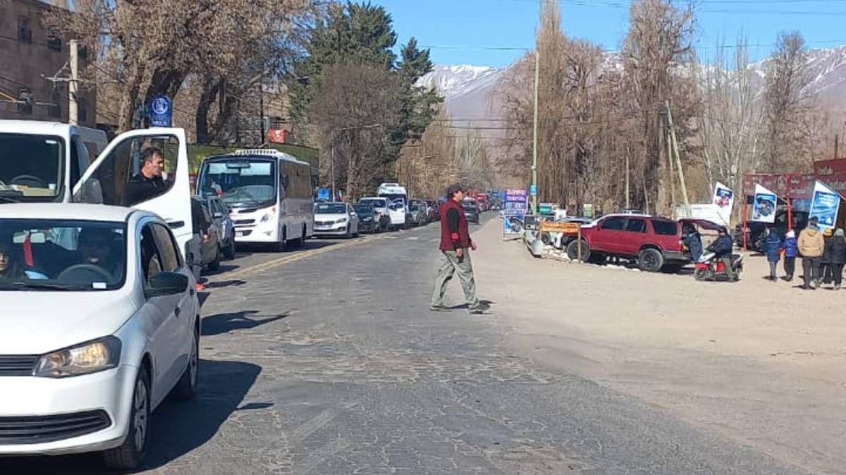 Así lucía el centro de Uspallata por la congestión de vehículos, por lo que se pidió mucha paciencia y precaución por la ruta 7. Así lucía el centro de Uspallata por la congestión de vehículos, por lo que se pidió mucha paciencia y precaución por la ruta 7.