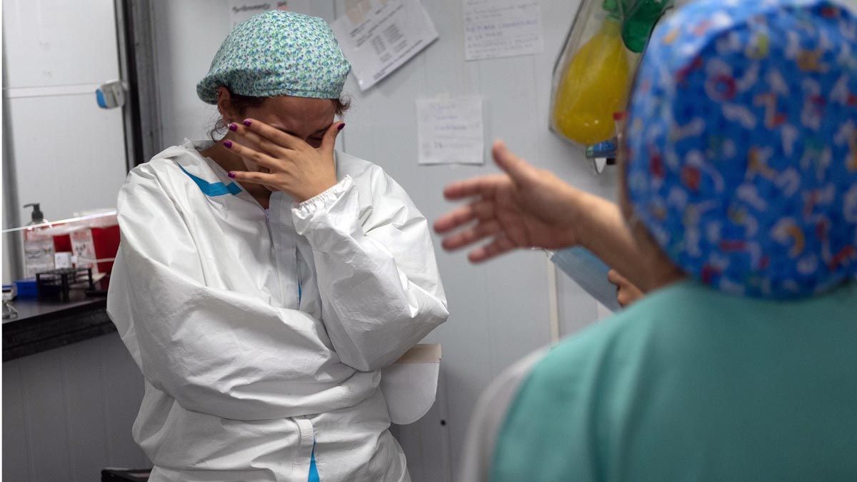 Desde el comienzo de la pandemia la cantidad de personas fallecidas por coronavirus en Argentina es 48.985.