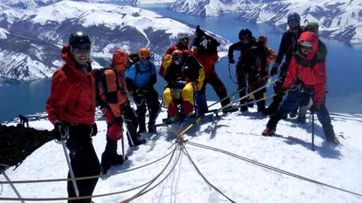 El chileno que hizo cumbre en la montaña en silla de ruedas y 10 años después volvió caminando. El chileno que hizo cumbre en la montaña en silla de ruedas y 10 años después volvió caminando.