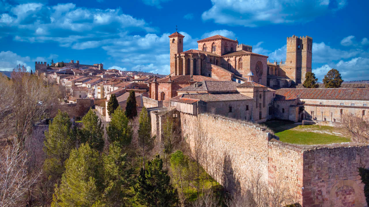 No puedes dejar de conocer el pueblo medieval de Sigüenza, ubicado en el corazón de España.