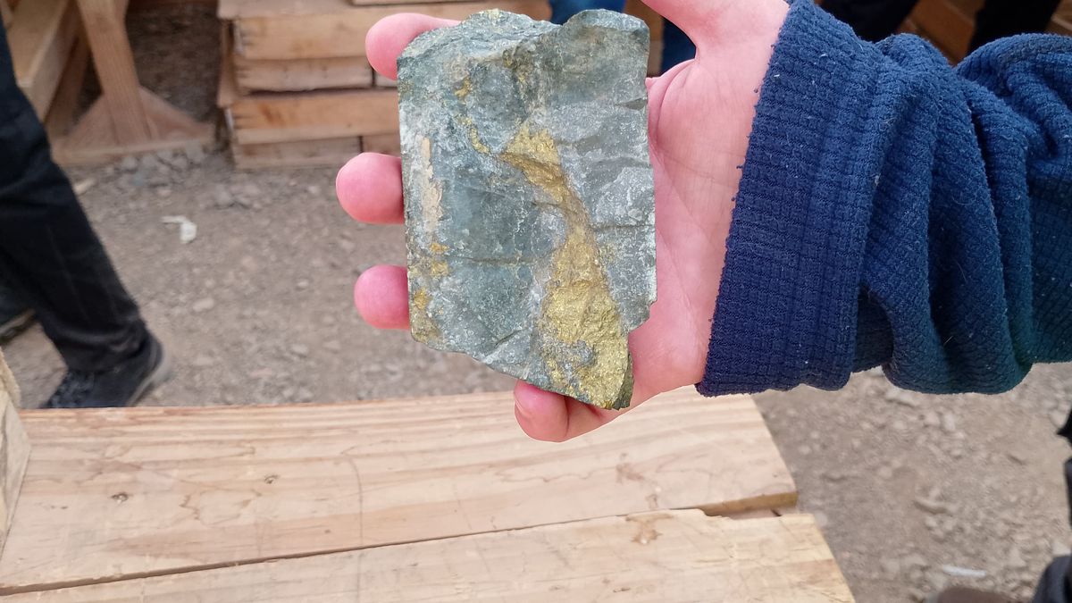 Una de las muestras de sulfuro de cobre que la minera San Jorge mandó a analizar para el informe de impacto ambiental de PSJ cobre mendocino. Una de las muestras de sulfuro de cobre que la minera San Jorge mandó a analizar para el informe de impacto ambiental de PSJ cobre mendocino.