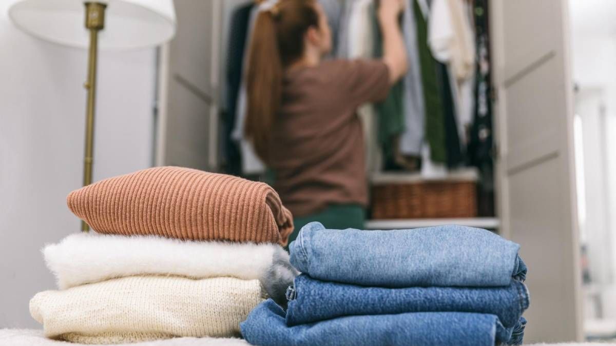 Los trucos caseros que usan los especialistas de la indumentaria para eliminar el olor a humedad de la ropa