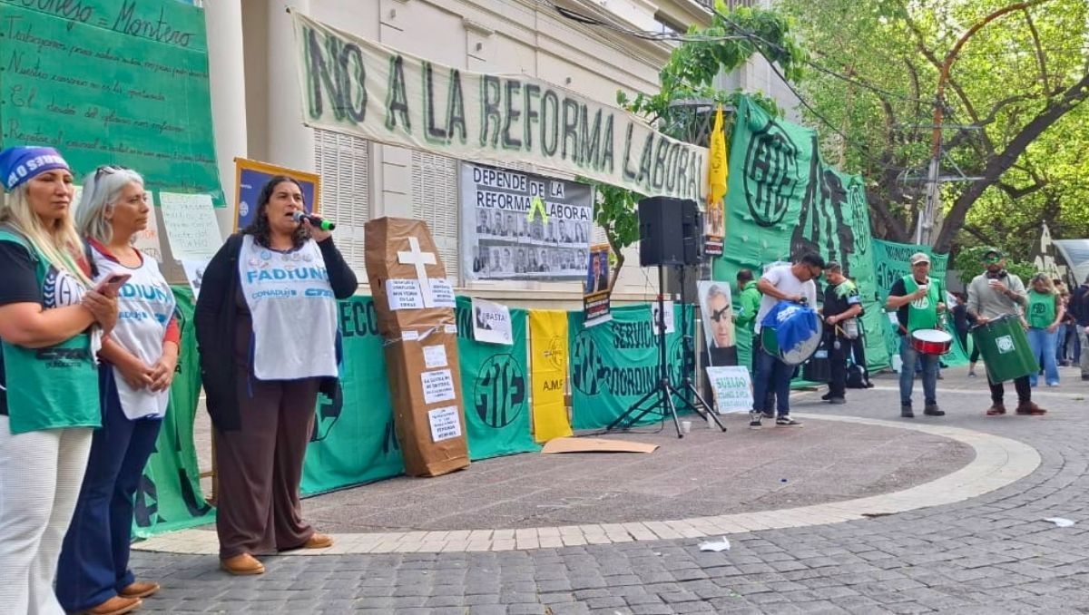 Representantes de ATE se manifestaron en la Legislatura para repudiar la reforma del Estatuto del Empleado Público.