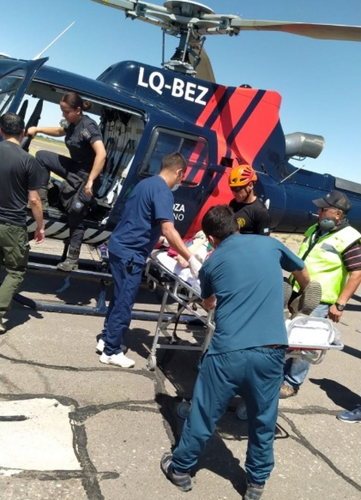 El helicóptero policial trasladó a la turista estadounidense hasta la ciudad de Malargüe, y luego fue internada en el Hospital Regional.